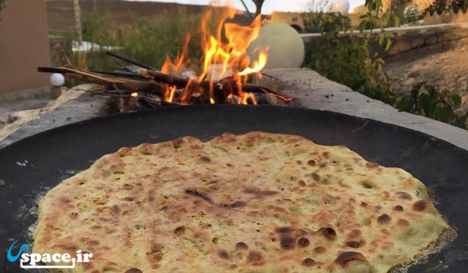 پخت نان محلی اقامتگاه بوم گردی باغ باشو - کرمان - درب بهشت - روستای شیر آغوش